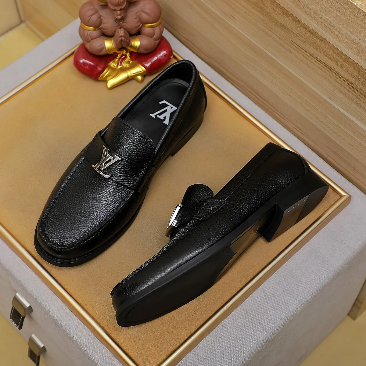Men's shoes 460 💰 Louis Vuitton LV ® 🆕 model 🔛 full shoe counter, first layer cowhide, 🐂leather lining casual shoes for men, super soft outsole, a must-have for driving. Synchronized with the counter, original first layer cowhide, completely 1:1 mold customization 🌹 top version, color optional! Number: 38-44 (45.46 customized)